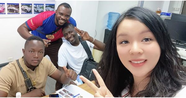 Los clientes nigerianos acudieron a Titan para comprar un remolque de plataforma.