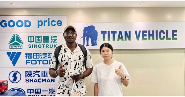 Cliente jamaicano visita TITAN para comprar un remolque de contenedores esqueleto