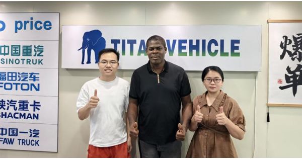 Un cliente guineano acudió a TITAN para comprar un remolque de plataforma baja con cuello de cisne de 3 ejes.