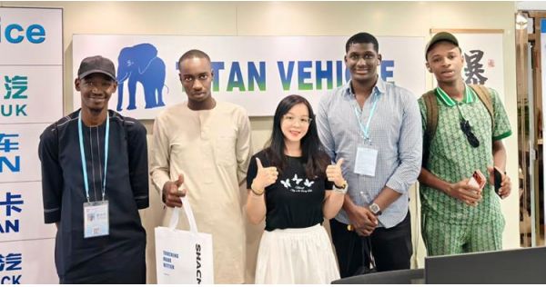Clientes de Zimbabwe visitan TITAN para comprar un remolque de plataforma
