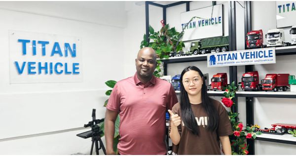 Un cliente de Sierra Leona acudió a Titan para comprar un remolque de plataforma semirrebajada.