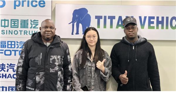 Los clientes del Congo volvieron a comprar un remolque de plataforma baja de 60 toneladas en TITAN.