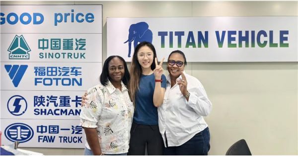 Clientes del Congo acudieron a TITAN para comprar un remolque cisterna de aluminio.