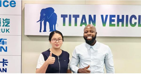 Un cliente ugandés visitó la ciudad para comprar remolques cisterna de combustible.
