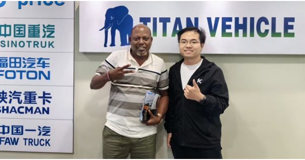 Un cliente de Zambia visita TITAN para comprar un semirremolque cisterna de cemento de 2 ejes y 25 m³.