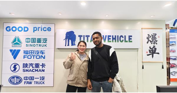 Cliente congoleño acude a Titan para comprar un semirremolque de plataforma