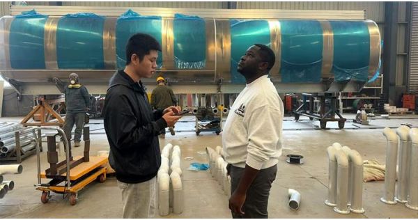 Un cliente de Mali acudió a TITAN para comprar remolques cisterna de combustible.