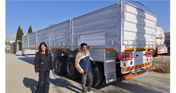 Clientes de Tanzania visitan TITAN para comprar un remolque de pared lateral de 60 toneladas