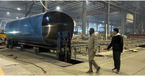 Un cliente de Tanzania visita la fábrica de TITAN para comprar un remolque cisterna de gasolina.