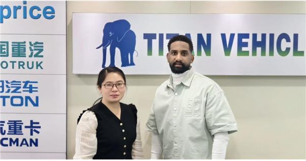 Cliente de Nigeria visitó TITAN para comprar un remolque Lowboy de 80 toneladas