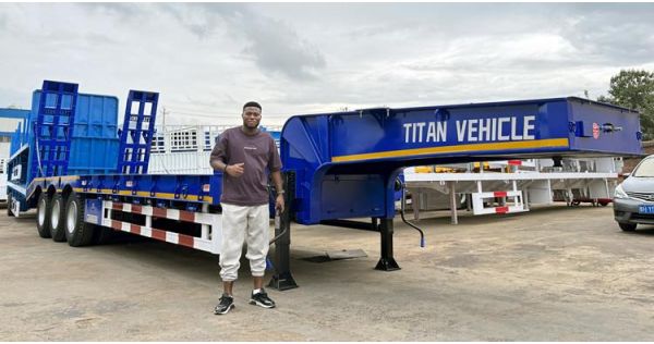 Un cliente de Tanzania visita la fábrica de TITAN para comprar un remolque de plataforma baja.