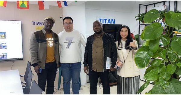 Clientes guineanos visitan TITAN para comprar semirremolque de estaca