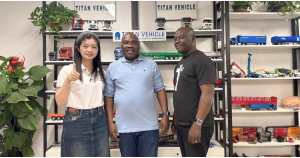 Clientes de Zimbabue visitan TITAN para comprar un remolque de grano de tres ejes