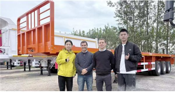 Clientes de Guam visitan TITAN para comprar el nuevo modelo de remolque de plataforma 2026