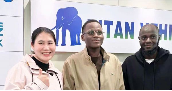 Clientes nigerianos visitaron y compraron remolques de plataforma de 4 ejes
