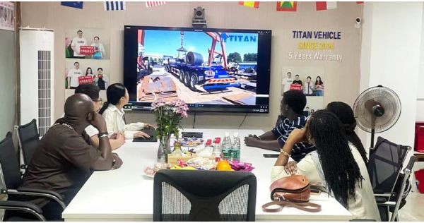Los clientes de Mali visitaron TITAN y compraron un remolque de plataforma