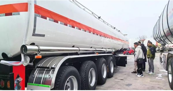 Un cliente senegalés visitó y compró un remolque cisterna para combustible.