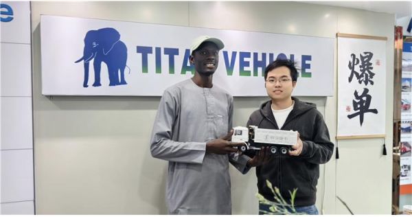 Un cliente de Tanzania vino a comprar un remolque de plataforma de 40 pies