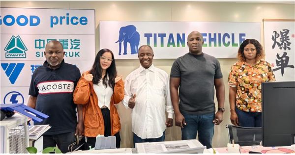 Cliente de Zambia visita TITAN para comprar semirremolque cisterna de aluminio