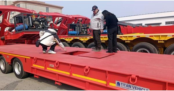 Cliente guatemalteco visita la fábrica de TITAN para comprar un remolque de cuello plegable.