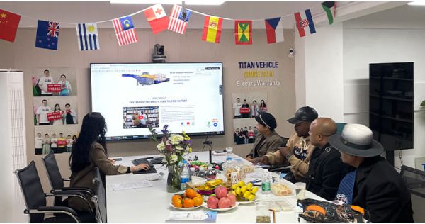 Clientes de Uganda acuden a TITAN para comprar semirremolques de plataforma baja.