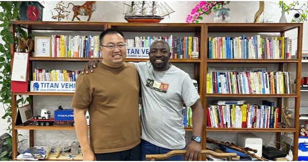 Clientes de Ghana acuden a TITAN para comprar un remolque de cuello de cisne de plataforma baja.