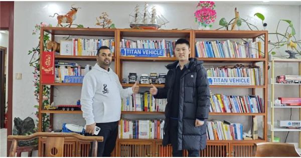 Un cliente de Mali volvió a TITAN para comprar un remolque de cuello de cisne desmontable de 3 líneas y 6 ejes.