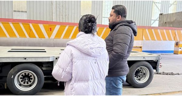 Cliente mexicano visita TITAN para comprar trailer de SPMT