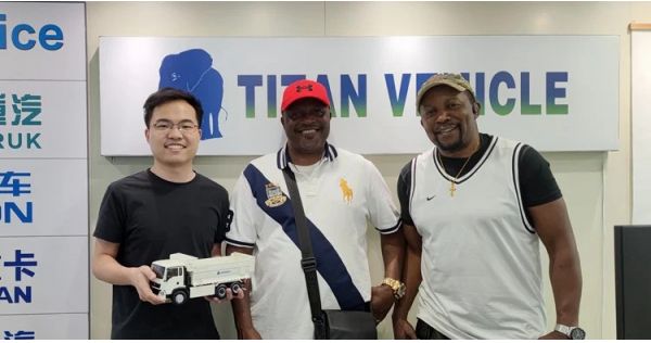Clientes de Mozambique vinieron a TITAN a comprar un semirremolque para cercas.