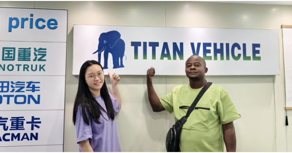 Un cliente namibio visita TITAN para comprar un semirremolque de plataforma baja.