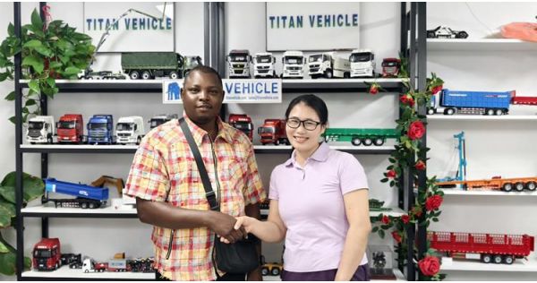 Cliente jamaicano visita TITAN para comprar un trailer de esqueleto
