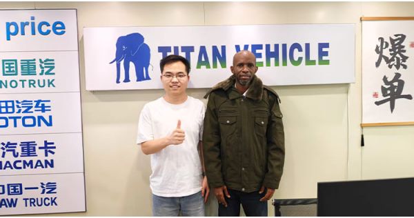 Un cliente congoleño acudió a TITAN para comprar un remolque de plataforma para camión.