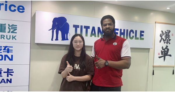Un cliente nigeriano visita TITAN para comprar un remolque de tres ejes con paredes laterales.