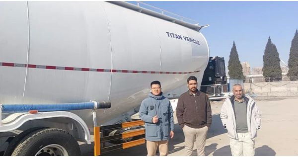 Clientes de Arabia Saudita visitaron TITAN para comprar un remolque cisterna para cemento a granel.