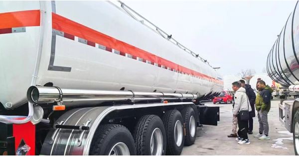 Un cliente tanzano compró con éxito un remolque cisterna de combustible a nuestra empresa.
