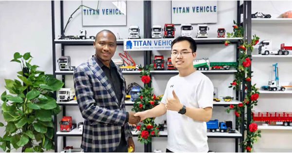 Un cliente nigeriano visitó nuestra empresa y compró remolques de plataforma baja de 3 ejes.