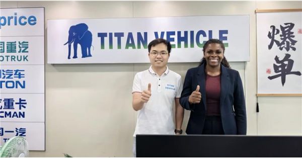 Un cliente de Angola visitó TITAN y compró un remolque volquete de 60 toneladas.