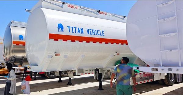 Clientes ghaneses visitaron nuestra tienda y realizaron un pedido de nuestro remolque cisterna de combustible.