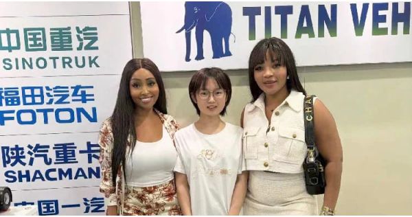Clientes de Sierra Leona visitaron TITAN y compraron un remolque de plataforma baja con cuello de cisne.