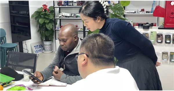 Clientes nigerianos visitaron TITAN para comprar remolques de plataforma baja