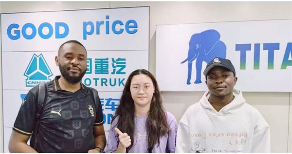 Un cliente senegalés visita TITAN para comprar un semirremolque de tres ejes y 60 toneladas para cercas.