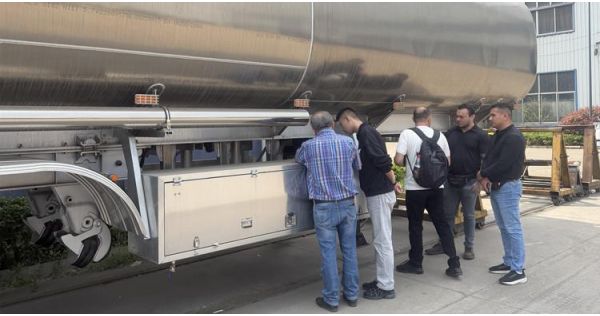 Clientes de Costa Rica visitan la fábrica de TITAN para comprar un camión cisterna de combustible.