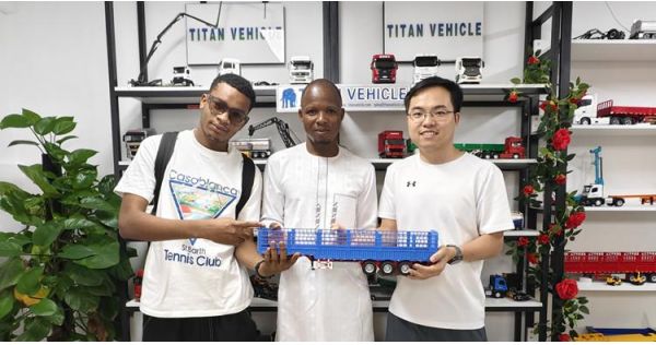Clientes guineanos visitan TITAN para comprar el semirremolque Fence Cargo
