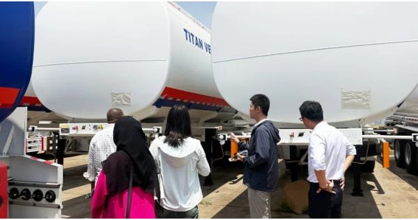 Clientes de Malí acudieron a TITAN para comprar un remolque cisterna para aceite de palma de 40.000 litros.