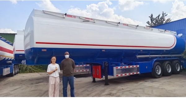 Clientes de Mali visitan la fábrica de TITAN para comprar camiones cisterna de combustible.