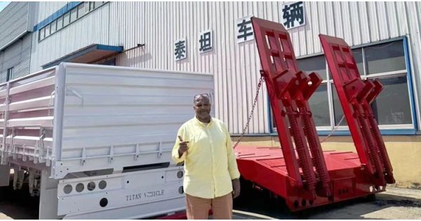 Un cliente zambiano visita TITAN para comprar un semirremolque de tres ejes para el transporte de granos.