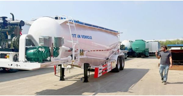 Cliente dominicano visita TITAN para comprar un camión cisterna de cemento de 2 ejes y 25 m³.