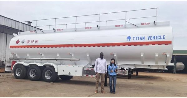 Un cliente del Congo visitó TITAN para comprar un remolque cisterna de gasolina.