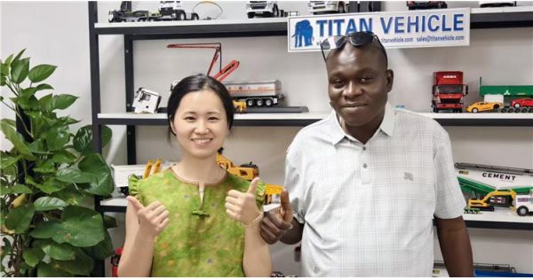 Un cliente ghanés visita TITAN y compra 3 remolques de plataforma de 40 pies.
