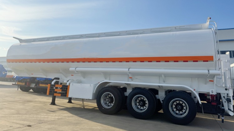 Remolques cisterna para transporte de petr&oacute;leo en venta en Sierra Leona